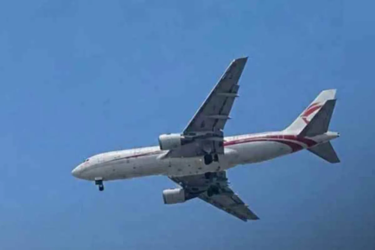 طائرة مجهولة تهبط في مطار صنعاء وسط تكتم حوثي