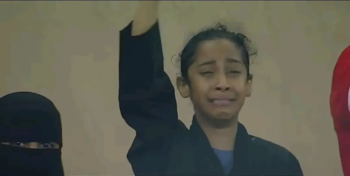 طفلة يمنية تبكي فرحًا بعد الهدف الرابع للمنتخب اليمني في مرمى البحرين