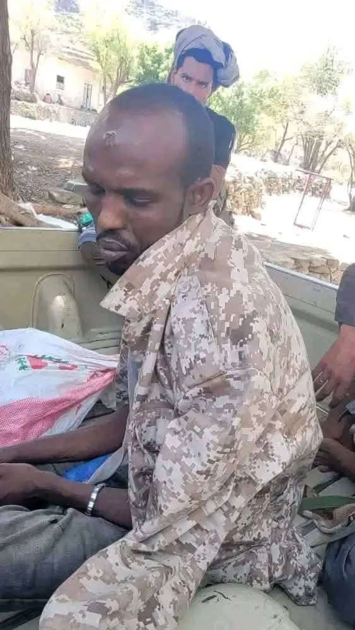 القوات الحكومية تستعيد مواقع غرب تعز وتضبط مقاتلين أفارقة مع الحوثيين