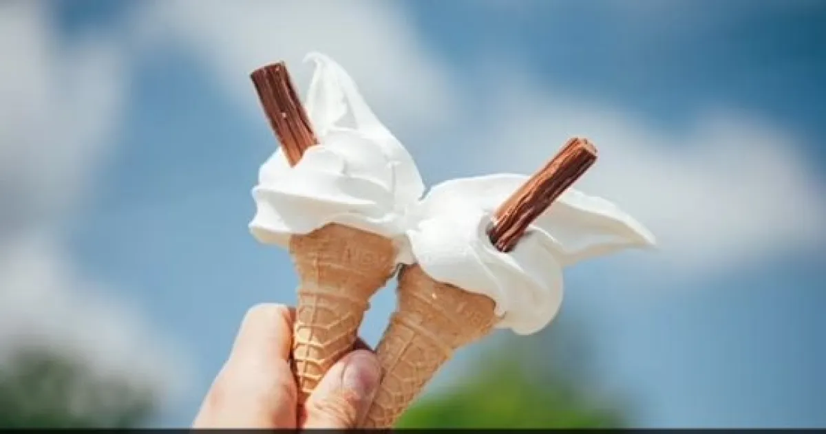 هل تناول الآيس كريم أثناء البرد يزيد الأعراض سوءًا؟