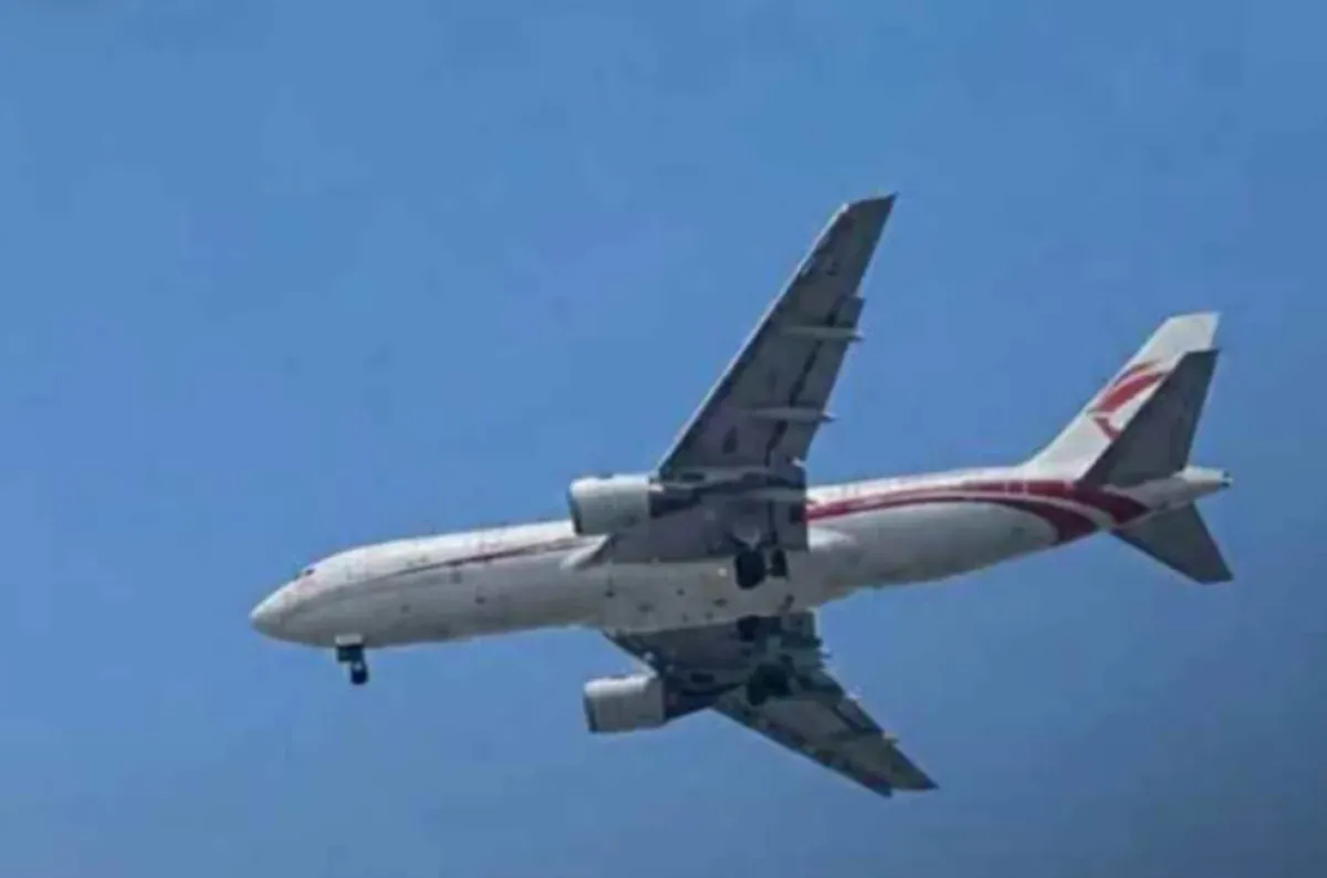 طائرة مجهولة تهبط في مطار صنعاء وسط تكتم حوثي