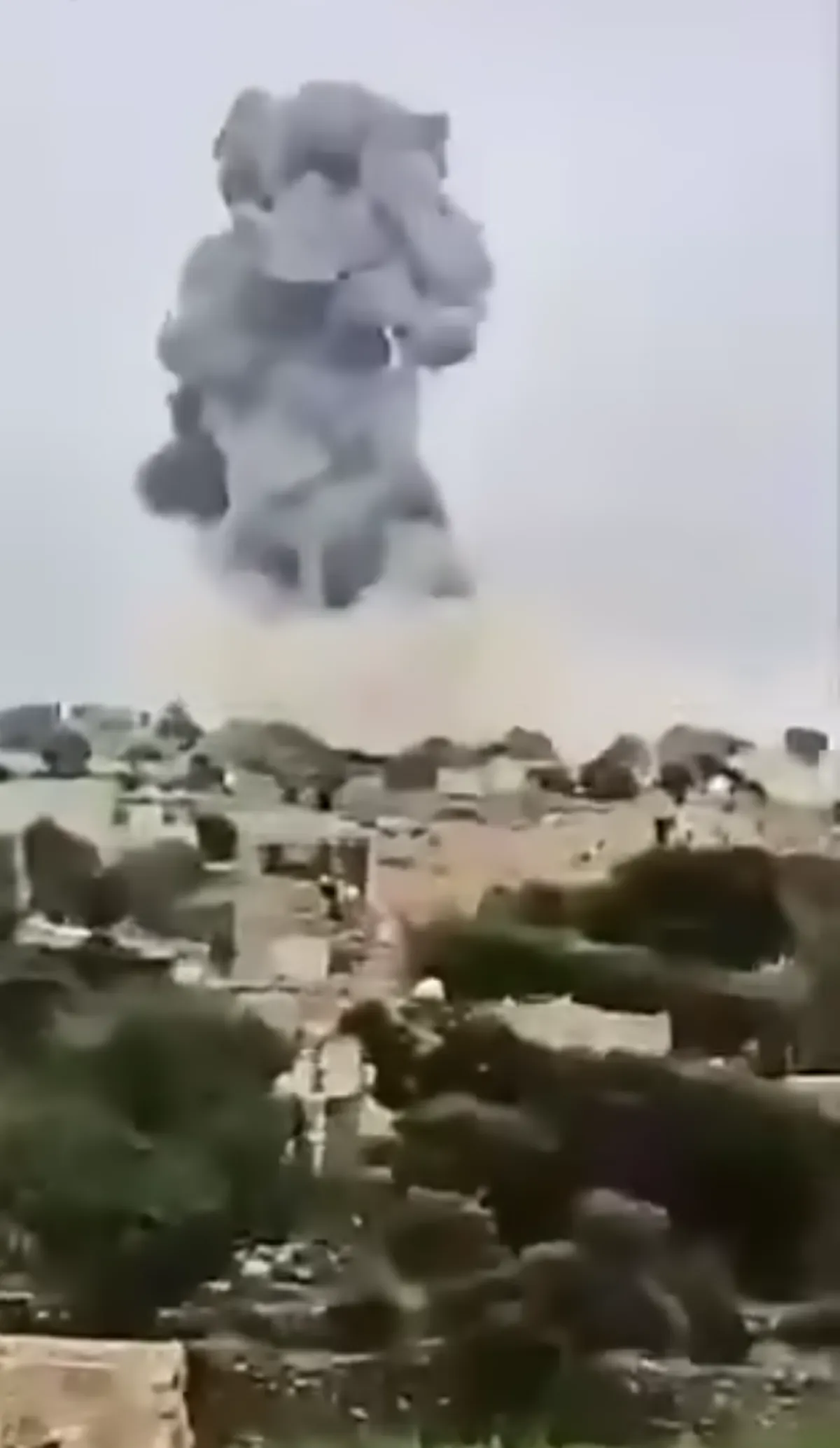 مليشيا الحوثي تفجّر منزل الشيخ المقرمي في تعز