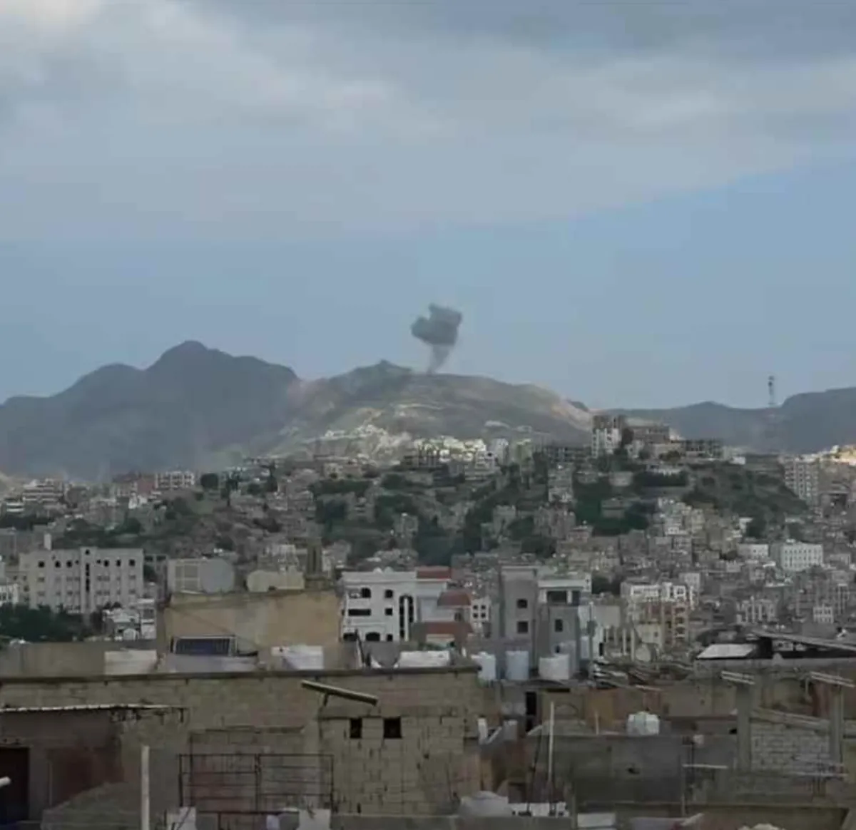 غارات جوية مكثفة تستهدف مواقع وآليات وتعزيزات حوثية في محيط مدينة تعز