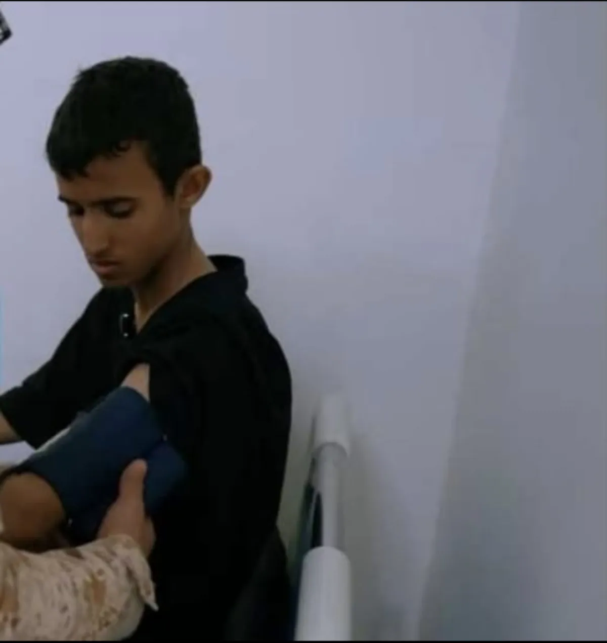 الحوثيون يزجّون بطفل في جبهة الساحل الغربي ويعلنون مقتله رغم بقائه على قيد الحياة