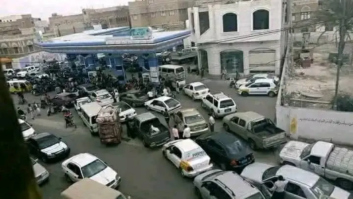 تصاعد أزمة الوقود في مناطق عصابة الحوثي عقب غارات التحالف