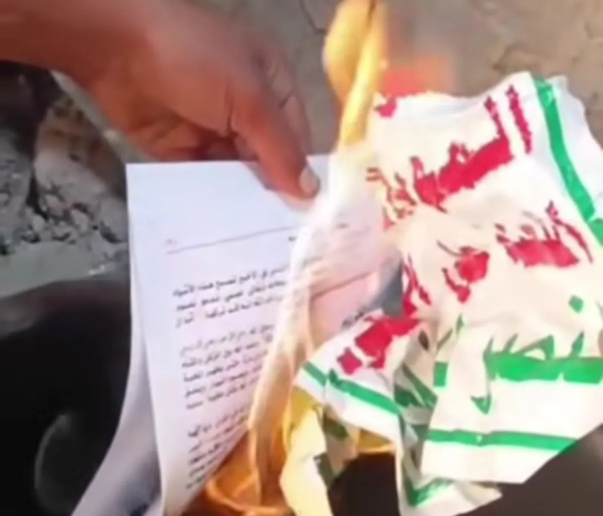 أهالي تعز يحرقون ملازم الحوثي الطائفية انتصاراً للوعي