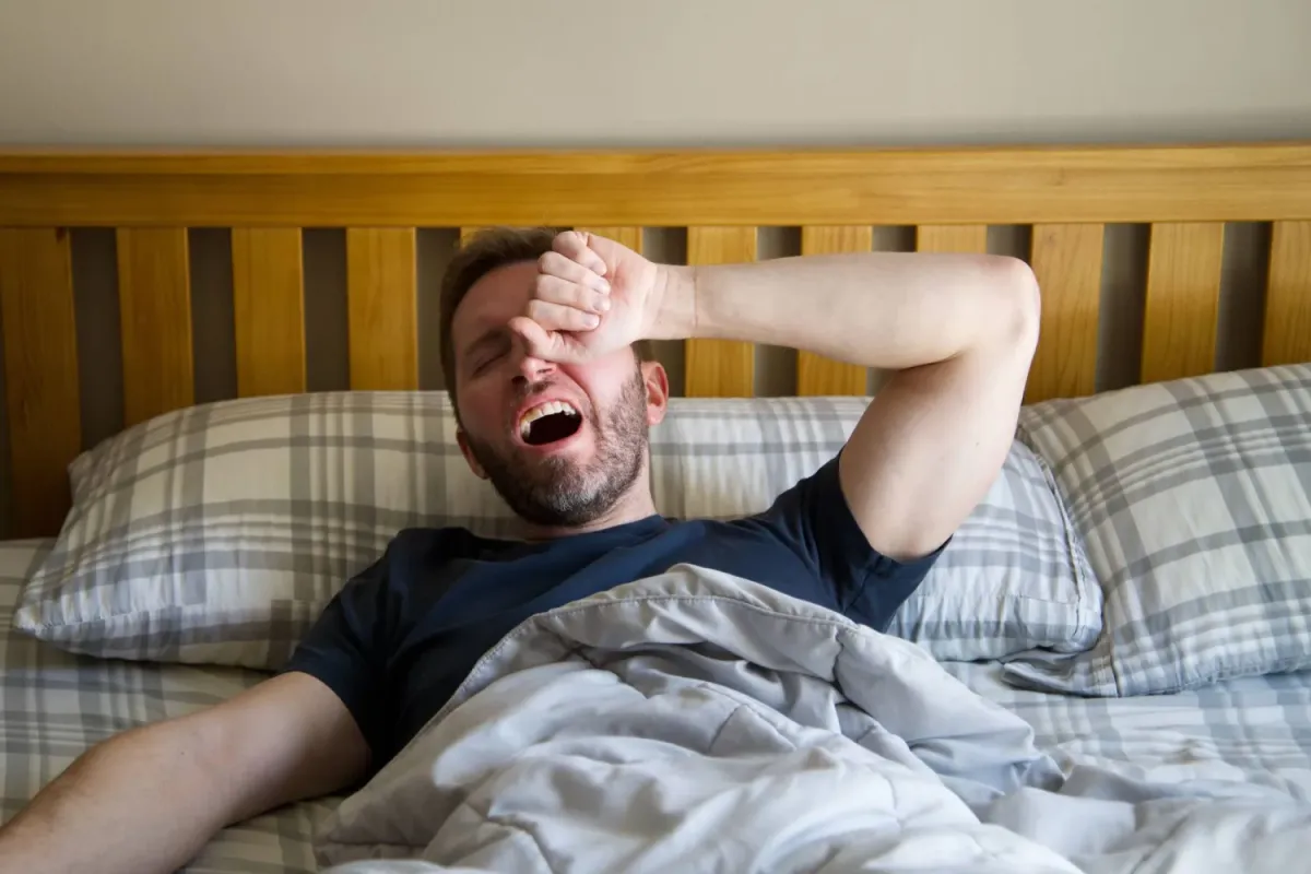رائحة الفم الكريهة في الصباح... سبب خفيّ قد يفاجئك