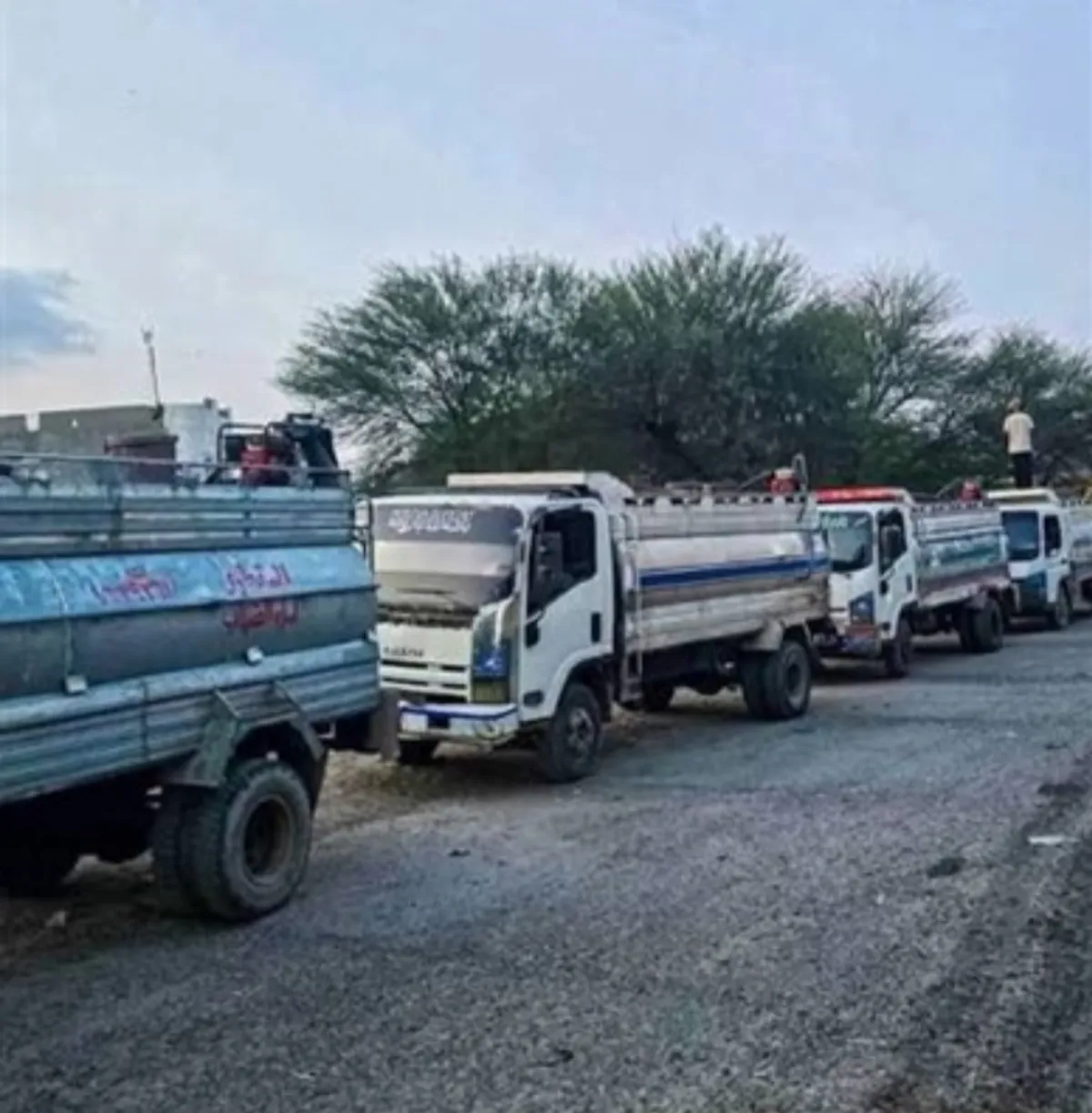 الحوثيون يمنعون  شاحنات مياه الشرب الدخول إلى مدينة تعز