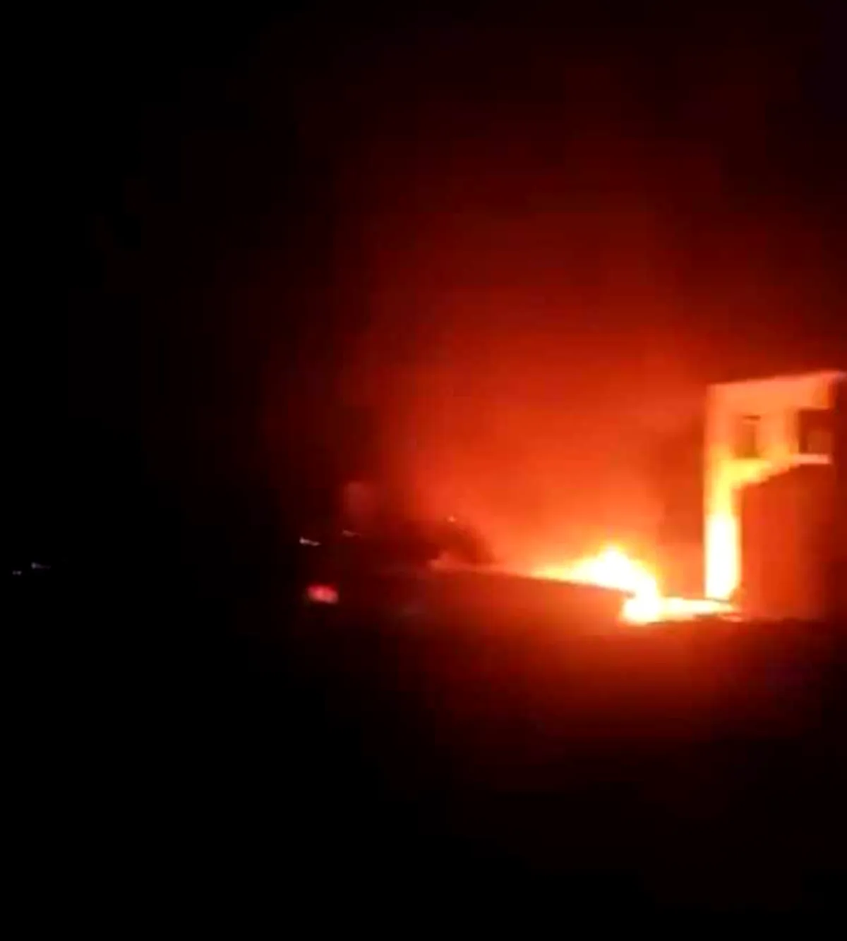 الحوثيون يعتقلون 20 شخصًا جنوب تعز عقب إحراق سيارة لهم
