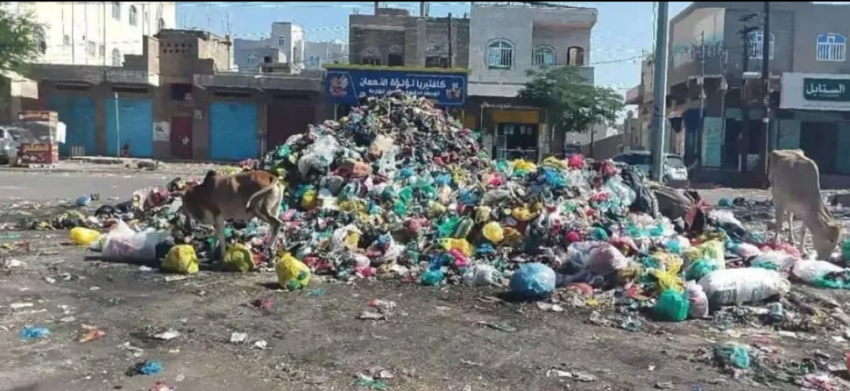 تحوّل ساحة المطار القديم بتعز إلى مكب للقمامة، والتحسين يحمل الحوثي المسؤولية
