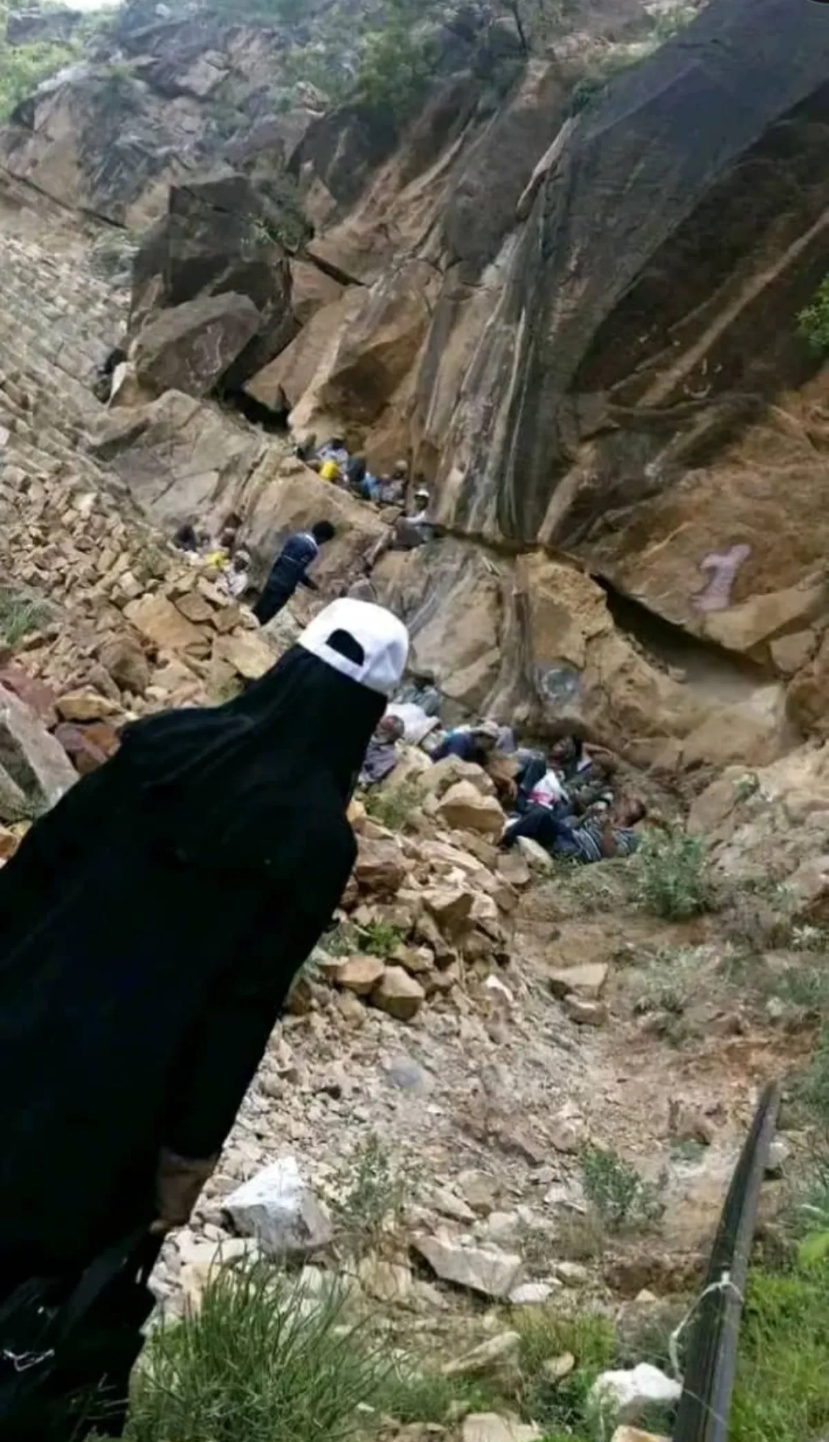 عصابة الحوثي تفجر طريق جبلي ومدرجات زراعية بين تعز ولحج