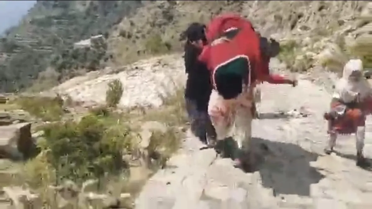 مشهد يوجع القلوب.. أم تحمل جثمان ابنتها على ظهرها في صبر جنوب تعز