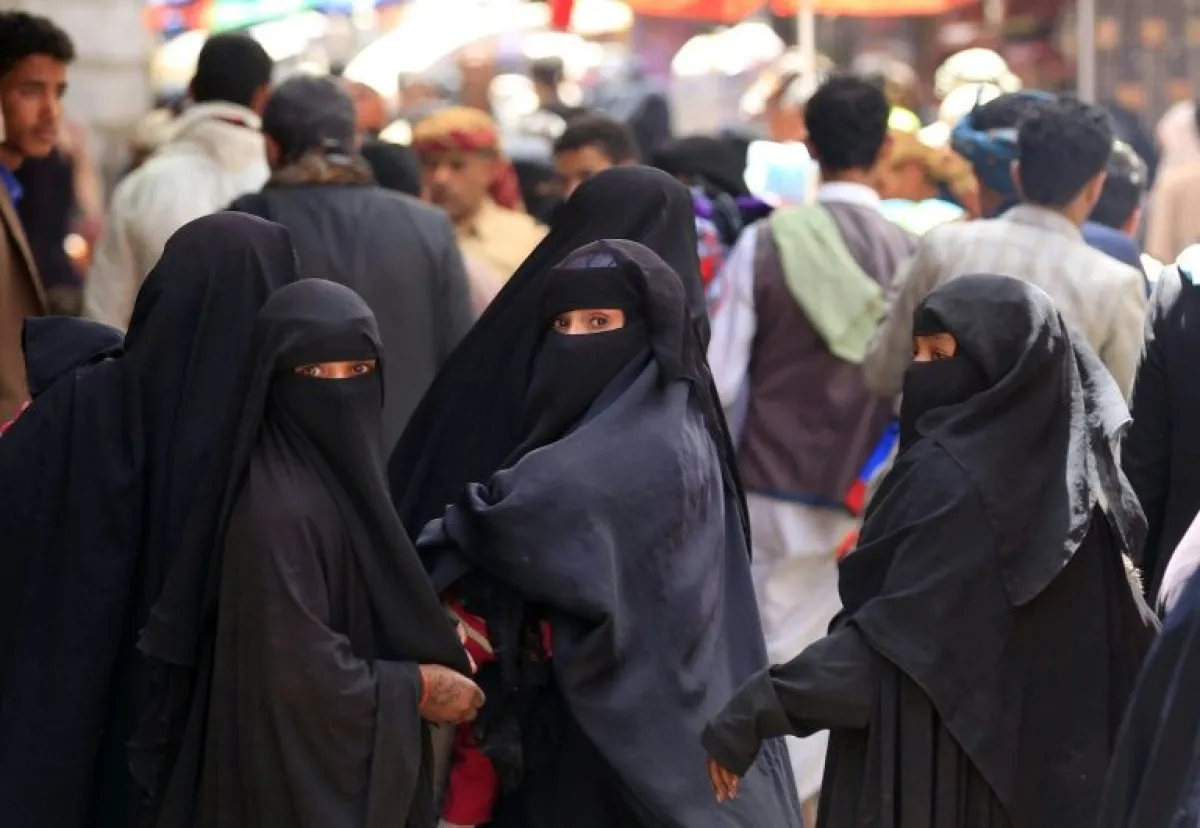 منتهى الذل.. النساء في مناطق الحوثي بين مطرقة الفقر وسندان المتاجرة تحت غطاء عقائدي