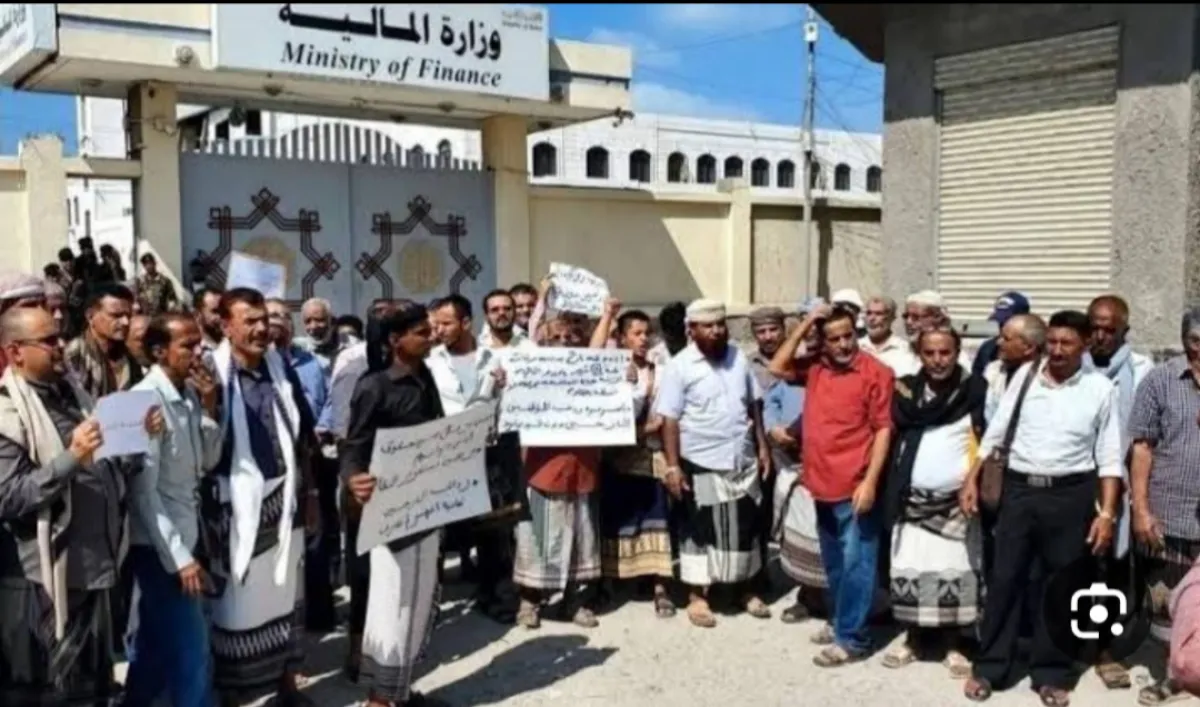 أوجاع تحت خط الفقر.. الموظفون النازحون بين مطرقة الانقطاع وسندان التهميش الحكومي