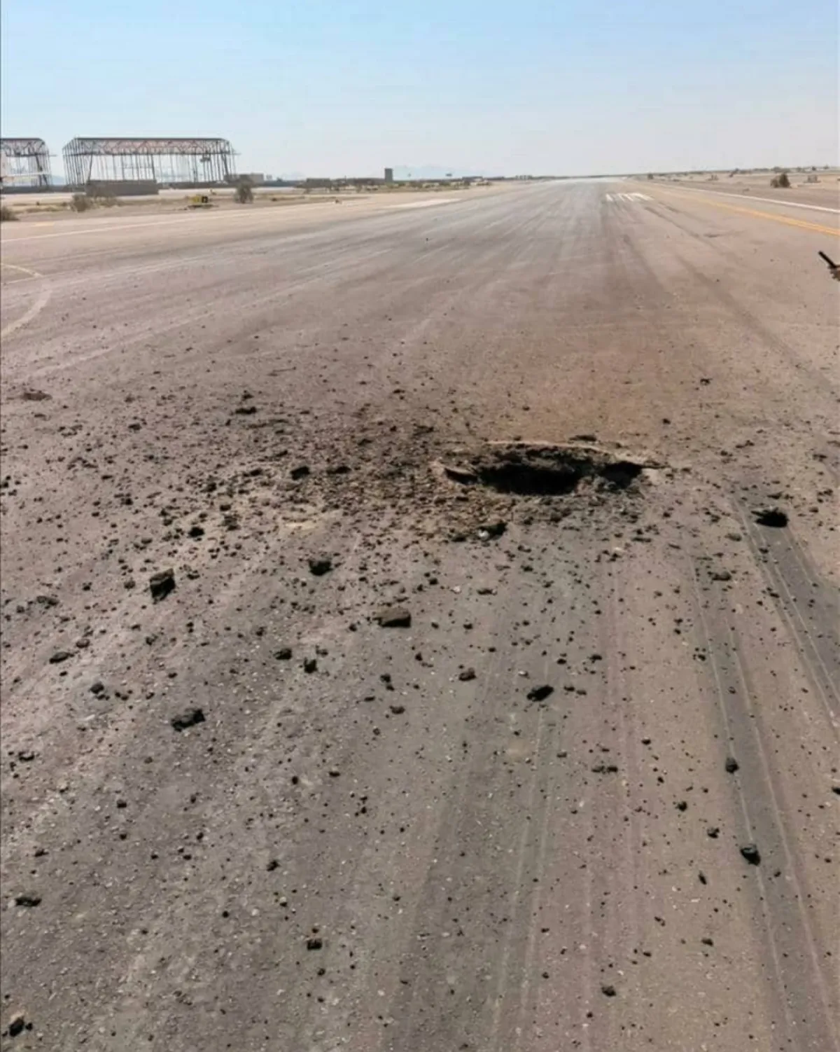 وزارة النقل : قصف مطار عدن يهدد تنقل المواطنين ويعرقل الجهود الإنسانية والإغاثية