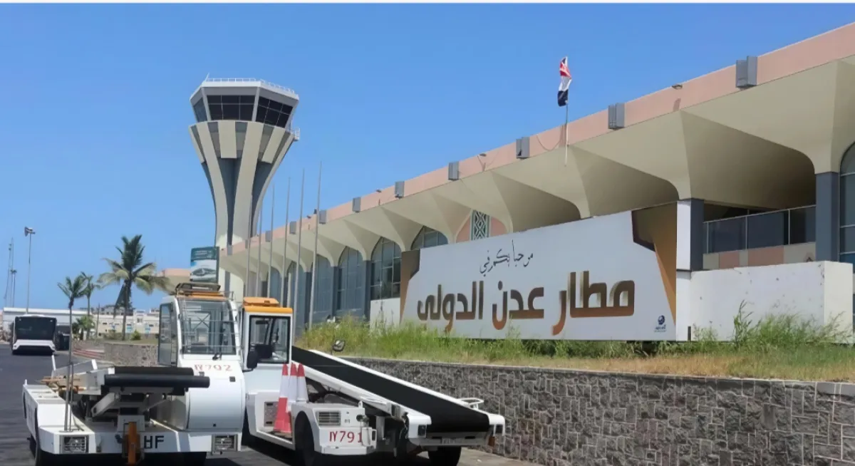قصف مطار عدن يثير الشكوك حول تهريب السلاح للحوثيين عبر طائرات شحن مجهولة