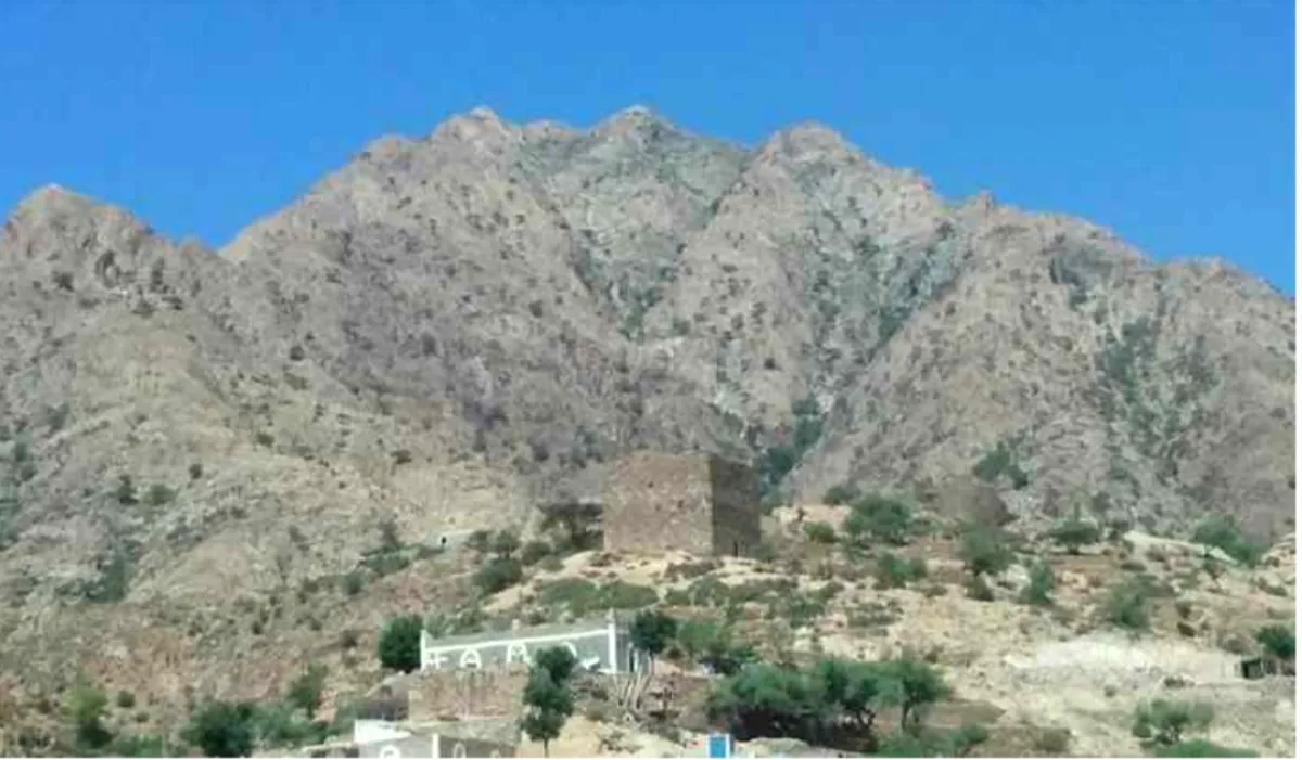 الحوثيون يمطرون قرى طور الباحة بعشرات القذائف