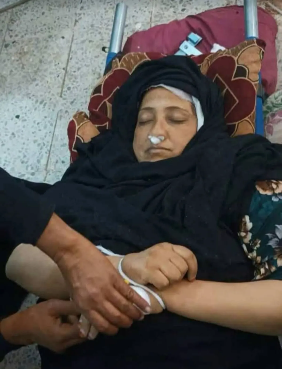 قنص على خطوط التماس.. مأساة "فاكهة سفيان" تكشف وحشية الحصار  الحوثي وغياب الإسعاف بالأقروض